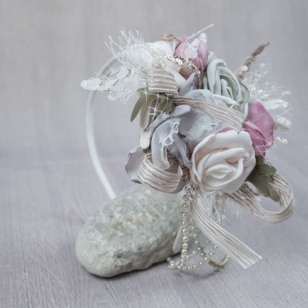 Diadema floral Camelia Serena para comunión - detalle
