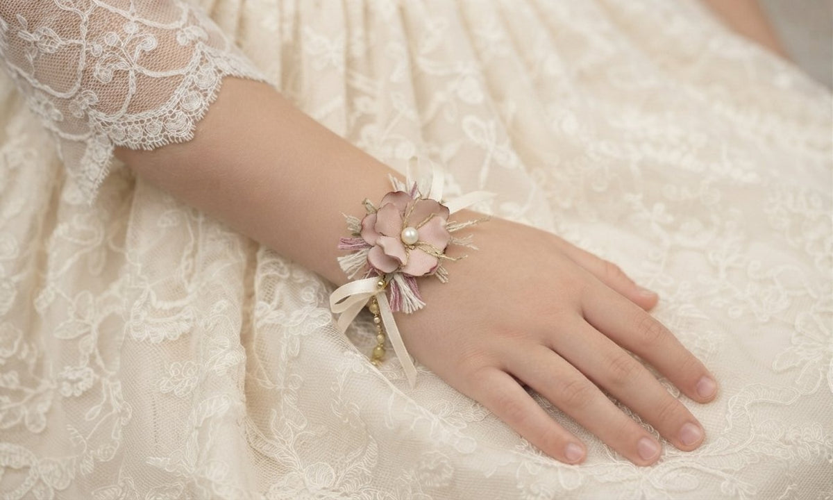 Pulsera floral Acacia Dulce en rosa palo y rosa para comunión y arras - detalle