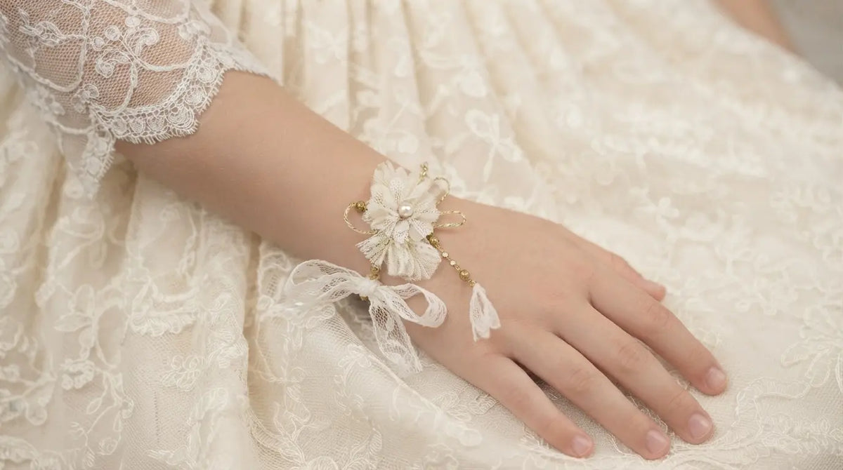 Pulsera floral Rosa Dulce en marfil para comunión y arras - detalle