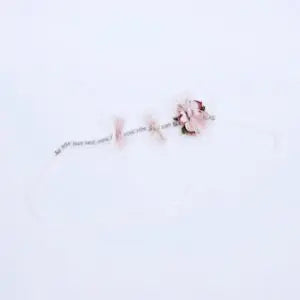 Pulsera floral Magnolia Dulce en marfil y rosa palo para comunión y arras - vista lateral