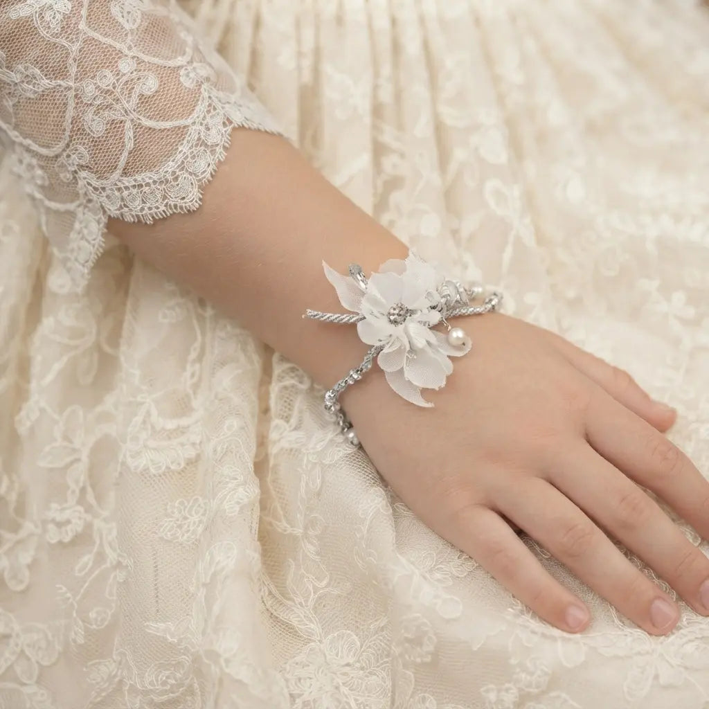 Pulsera floral Peonía Dulce en marfil y gris para comunión y arras - detalle
