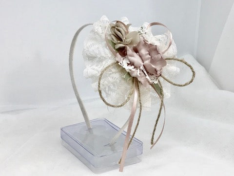 Diadema floral Olivia Serena en rosa palo y rosa para bebé - detalle