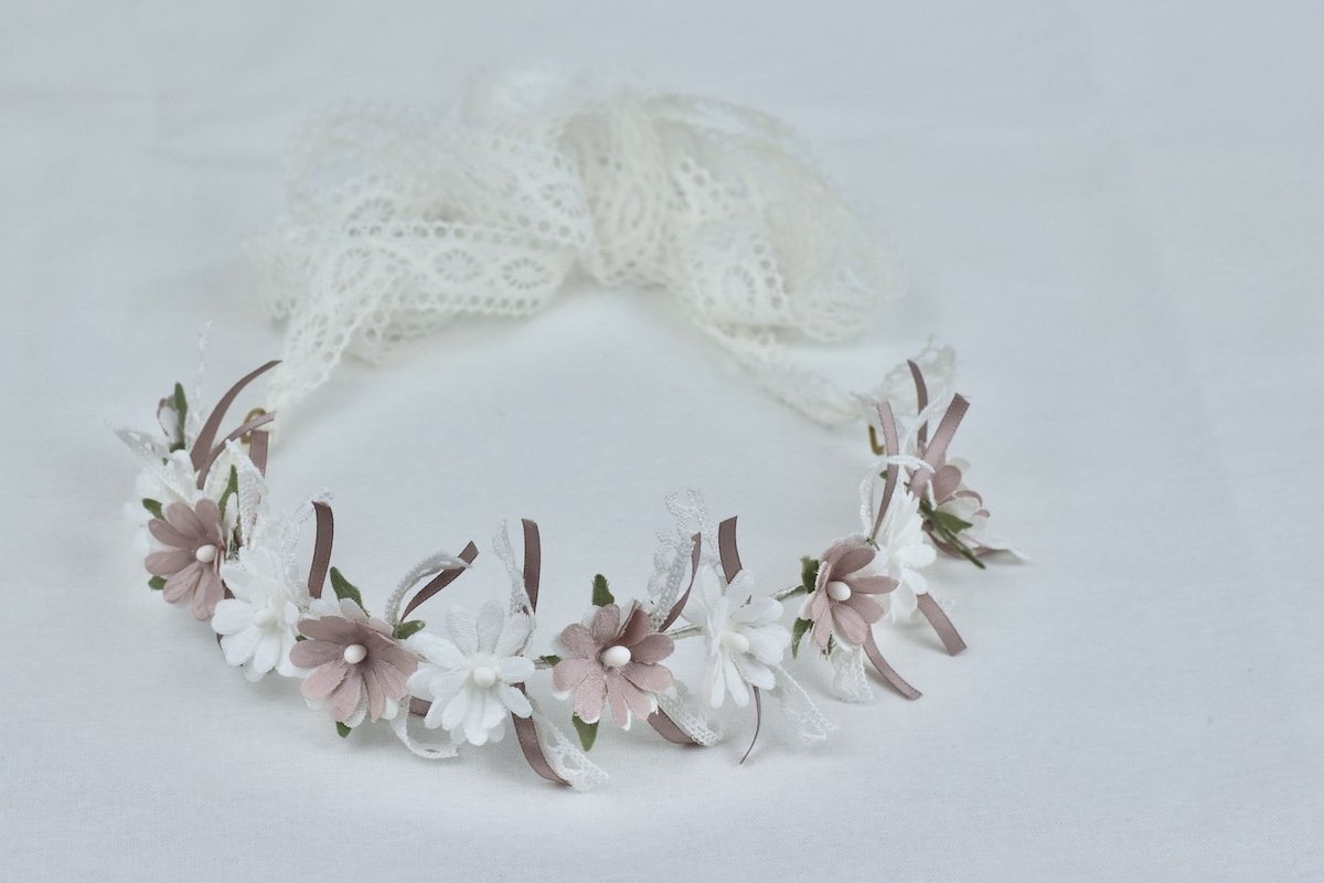 Diadema floral Magnolia Serena en marfil y rosa palo para bebé - detalle