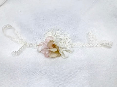 Pulsera floral Flora Serena para comunión y arras - vista principal